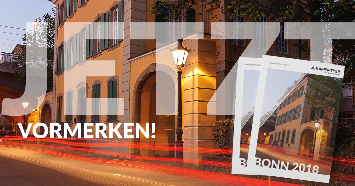 Abendliche Straßenansicht eines historischen Gebäudes mit großer JETZT VORMERKEN! Textüberlagerung und Broschüren im Vordergrund, die für Bonn 2018 von KAMPMEYER werben.