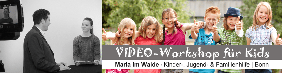 Eine Gruppe lächelnder Kinder steht im Freien, während in der Mitte zwei Kinder von einem Mann im Haus gefilmt werden. Der Text lautet: VIDEO-Workshop für Kids, Maria im Walde - Kinder-, Jugend- & Familienhilfe