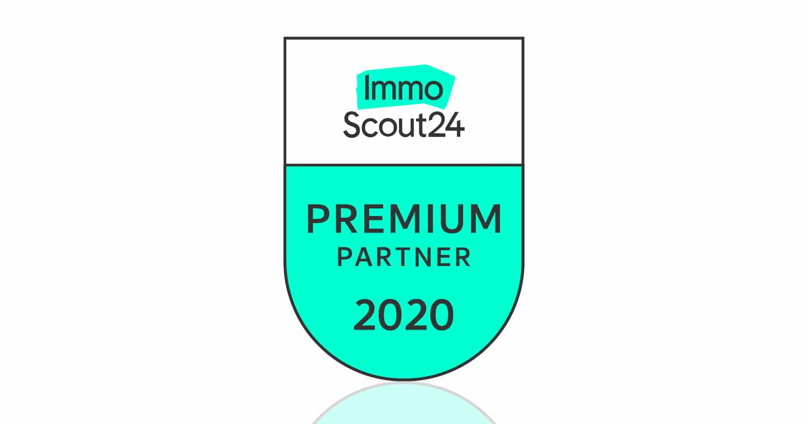 Ein türkis-weißes Schild zeigt oben das ImmoScout24-Logo und darunter in fetten schwarzen Buchstaben den Schriftzug PREMIUM PARTNER 2020".