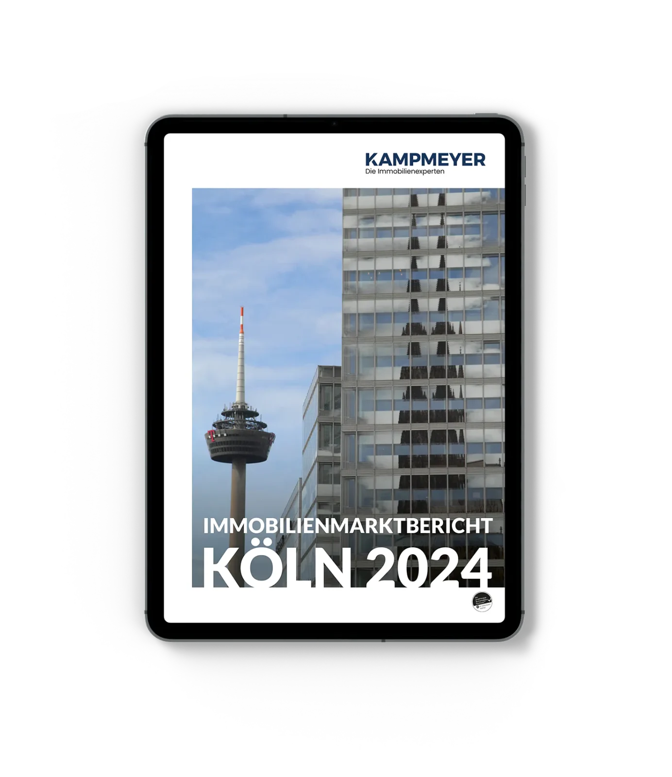 Eine Tafel zeigt das Cover des Immobilienmarktberichts Köln 2024 von KAMPMEYER mit dem Foto des Kölner Colonius-Turms und einem modernen Glasgebäude unter blauem Himmel.
