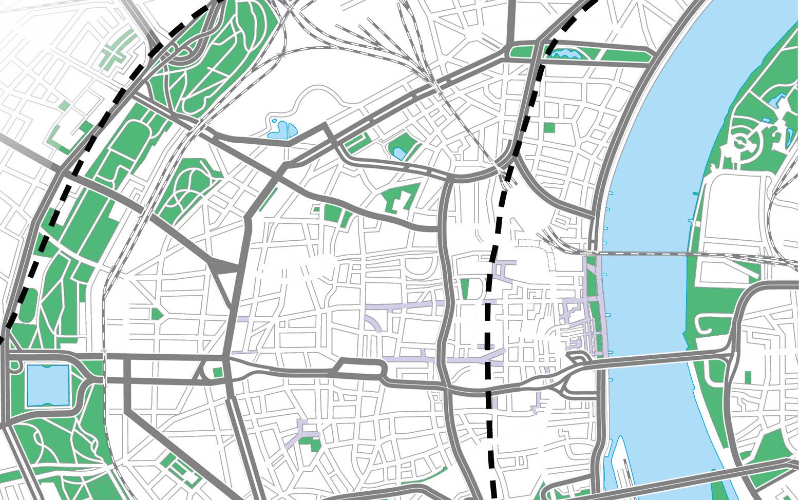 Ein Stadtplan mit Straßen, Parks in Grün, einem breiten Fluss auf der rechten Seite und schwarzen gestrichelten Linien, die sich durch die Stadt schlängeln und wahrscheinlich Eisenbahnlinien oder Grenzen anzeigen. Man sieht wichtige Straßen und Brücken, die den Fluss überqueren.