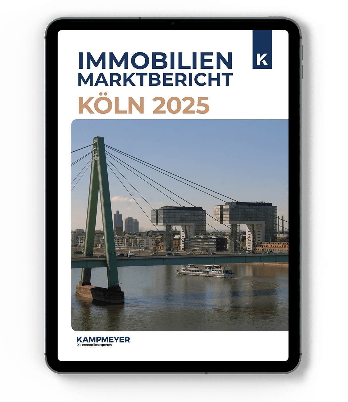 Auf einer Tafel ist ein Bericht mit der Überschrift IMMOBILIEN MARKTBERICHT KÖLN 2025 und einem Foto der Kölner Skyline, des Rheins und einer grünen Hängebrücke abgebildet.
