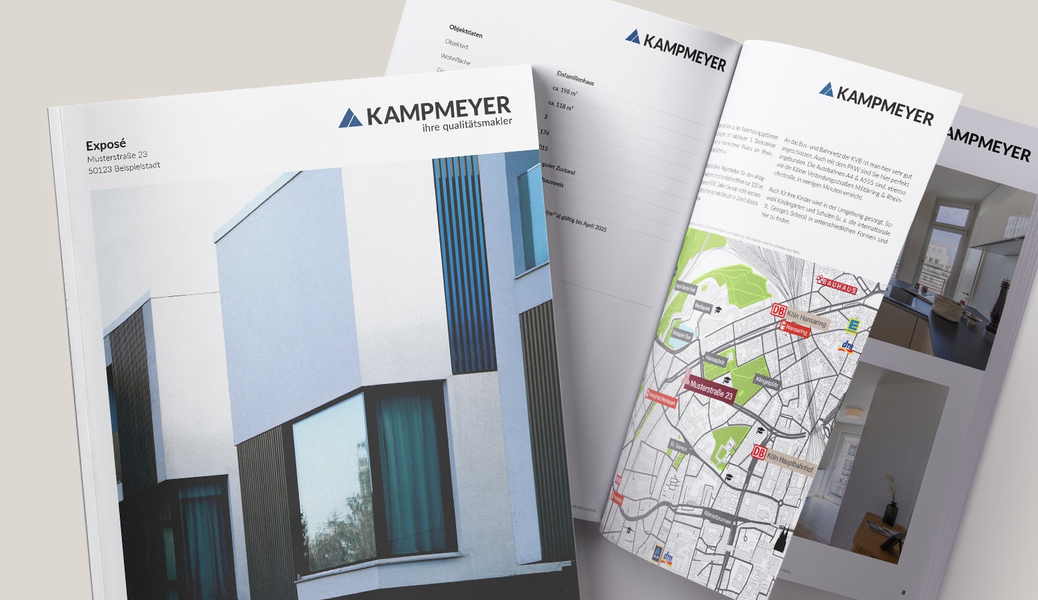Es werden Prospekte für Kampmeyer-Immobilien gezeigt, die ein Titelbild mit einem modernen Gebäude und aufgeschlagene Seiten mit Objektdetails, einer Karte und Innenaufnahmen zeigen. Auf jedem Dokument ist das Kampmeyer-Logo abgebildet.