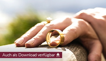 Eine Nahaufnahme einer Hand, die einen goldenen Ehering von einer anderen Hand abnimmt, mit einem unscharfen Hintergrund im Freien. In einem Textfeld am unteren Rand steht: "Auch als Download verfügbar" mit einem Download-Symbol.