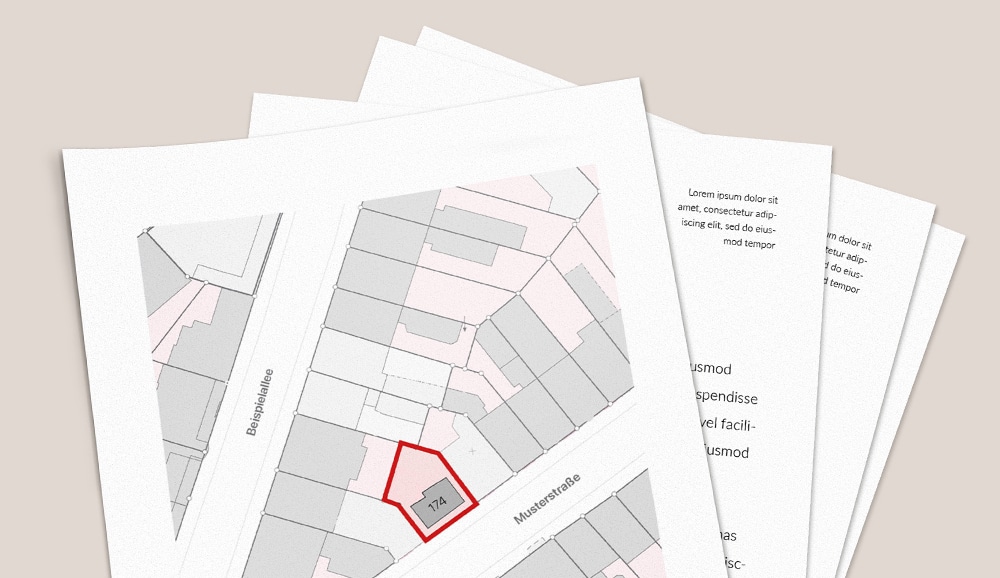 Es werden mehrere Blätter Papier gezeigt, wobei die oberste Seite eine Karte zeigt. Ein bestimmtes Grundstück, das mit "74" bezeichnet ist, ist entlang einer Straße namens Musterstraße rot umrandet. Einige Textseiten sind darunter teilweise sichtbar.