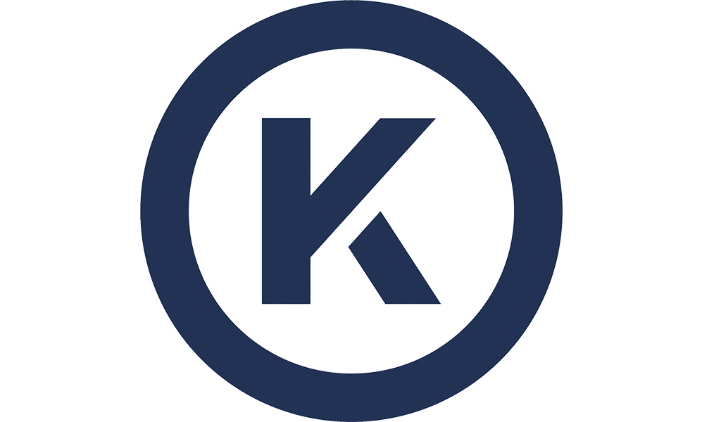 Ein fetter, dunkelblauer Buchstabe K in der Mitte eines dunkelblauen Kreises auf weißem Hintergrund. Dies ist ein stilisiertes Koscher-Zertifizierungssymbol, bekannt als OK Kosher.